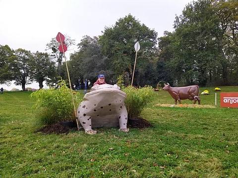 Kirsi Oksanen ja sammakkoeste.