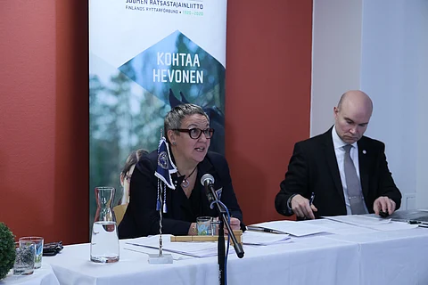 Ratsastajainliiton johtaminen sai julkiset moitteet. Kuvassa liiton puheenjohtaja Marjukka Manninen ja liiton toiminnanjohtaja Jukka Koivisto.