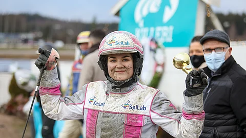 Sara Hautamäki pääsi tuulettamaan päätösosakilpailun voiton myötä myös kokonaiskisan ykkössijaa.