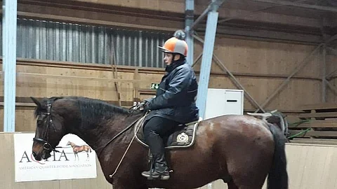 Ursula Turtiainen ja Sonja Danielssonin eläkeläishevonen Percival centered riding-hetkessä.