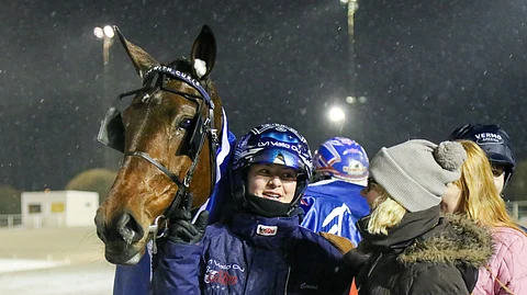 Girls With Curls toi Emma Väreelle kotiratavoiton. Osaomistaja Anne Laitinen onnittelee.