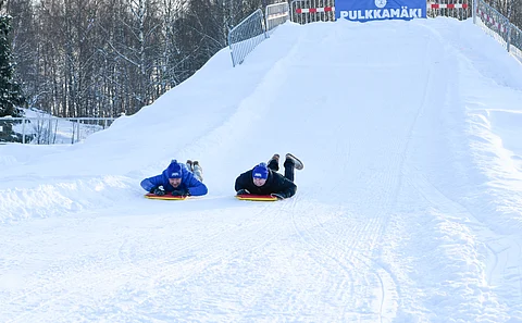 Vermon toimitusjohtaja Heikki Häyhä ja ohjastaja Hannu Torvinen testasivat Talven Ihmemaan liukurimäen viime helmikuussa.