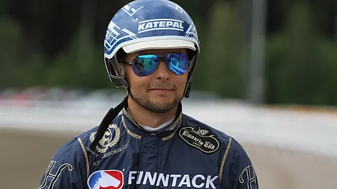 Olli-Pekka Holopainen ohjastaa Cashman Gota. Toto5-peliaika päättyy klo 16.10.