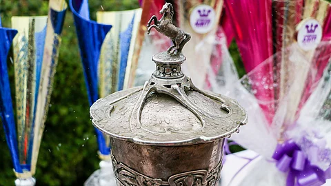 Mitkä hevoset kruunataan tänä vuonna kuninkaaksi ja kuningattareksi? Jos Veikkauksen Pitkävedon kertoimia on uskominen, on todennäköisin hallitsijapari Parvelan Retu ja Suven Sametti.