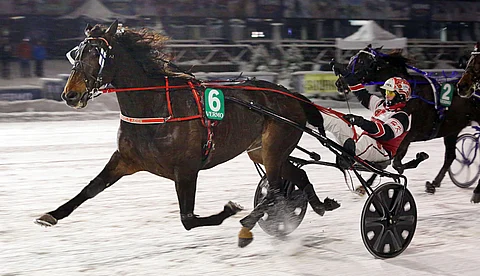 Hannu Korpi nosti kättään ilmaan voiton merkiksi.