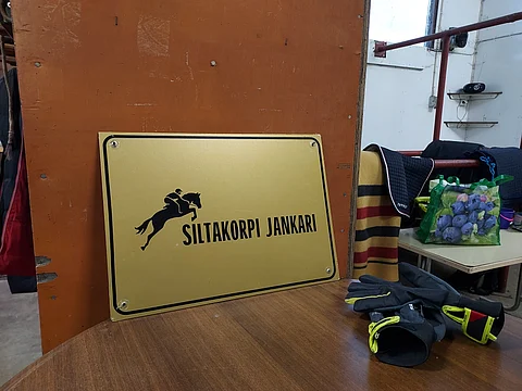 Hevosopistolla on selvästi nähtävillä, että yhteistyö kenttäratsastuksen huippujen kanssa lähestyy loppuaan.