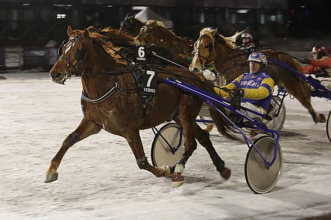 Terho Rautiainen ajoi karsinnoissa kaksi valmennettavaansa voittoihin. Tässä Rautiainen voittaa Lumettajan kanssa.