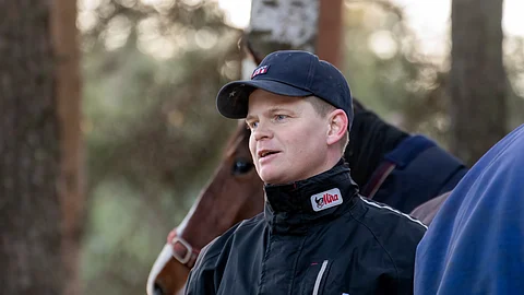 Kenneth Danielsen vetoaa ravikilpailusääntöjen pykälään 27 kilpailukutsusta. ”Se pitäisi kaikkien lukea.”