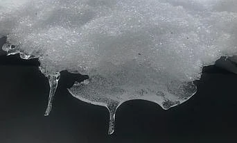 Tämänhetkinen lumitilanne voi ylittää monin paikoin kantokyvyn.