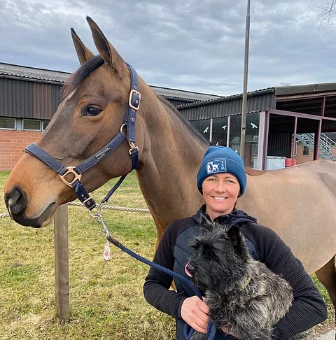 Heidi Mulari muuttaa Sveitsistä Suomeen koiransa ja hevosensa kanssa.
