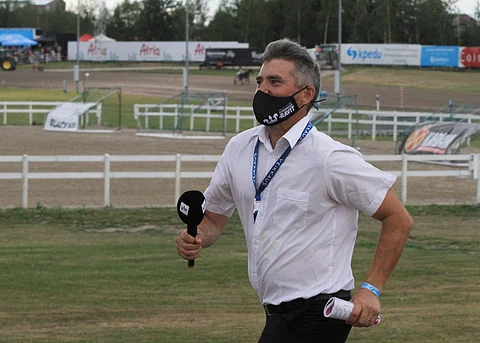 Juha Jokinen ehtii päätyönsä ohessa myös valmentamaan hevosia.