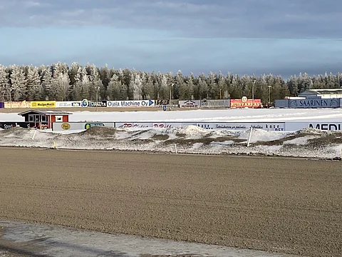 Kaustisen ravirata kuvattuna huhtikuussa 2022.