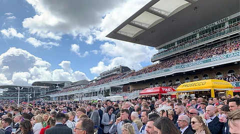 Koronatauon jälkeen väki pakkautui seuraamaan yhtä maailman suurimmista laukkakilpailuista, Grand Nationalia Aintreen laukkaradalle Englannissa.