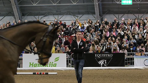 Ville Vaurion kouluratsastusklinikkaa kuunteli täysi katsomo.