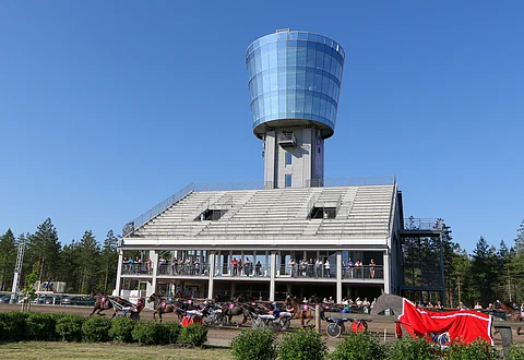 Powerparkin ravikausi käsittää viidet omat ja yhdet Härmän vanhan radan ravit.