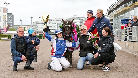 Euforia voitti Mini Elitloppetin, iloinen joukko seremonioissa.