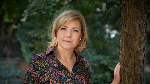 Hevosnainen, europarlamentaarikko Henna Virkkunen täyttää  50 vuotta.