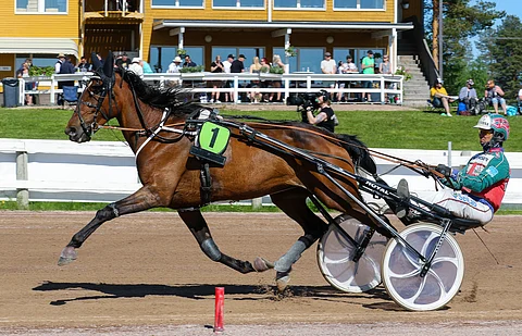 Janita Antti-Roikon valmennettava kirjasi ennätyksensä uudelle sekuntiluvulle. Kuva Kajaanista kesäkuulta 2021.