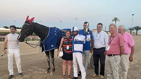 Suomalaisdelegaation matkanjohtaja Minna Kuusisto ja Jani Suonperä voittoisan startin jälkeen.