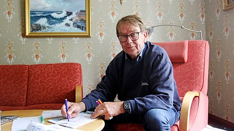 Vuonna 1976 eläinlääkäriksi valmistunut Jukka Houttu on uransa aikana operoinut lukuisia murtumia. "Otetaanko kynä käteen, tykkään piirtää näitä asioita hevosenomistajillekin", hän toteaa haastattelun alussa ja luonnostelee väritusseilla hevosen jalkojen rakenteita ja murtumamalleja paperille.