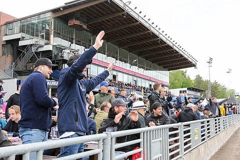 Elitloppetin urheilujuhla jättää muistijäljen. Se koukuttaa raviummikotkin tulemaan paikan päälle yhä uudestaan, etenkin kun kokemus on tehty helpoksi.