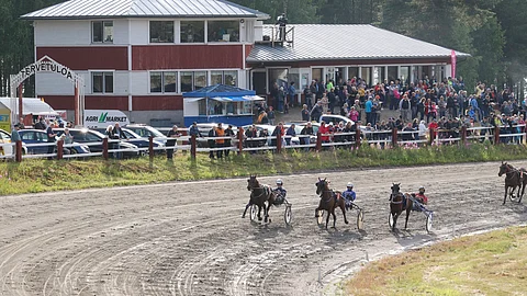 Pihtiputaan kesäraviradalla ajettiin viime keskiviikkona yhdeksän totoravilähtöä.