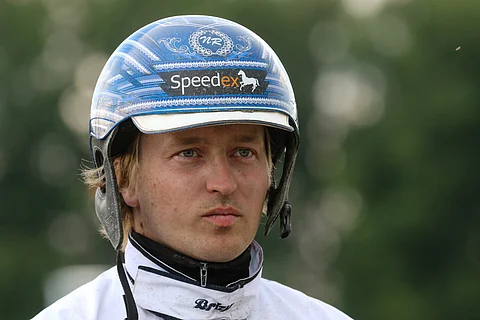 Niko Riekkinen ohjasti Toto5-voiton Vilja Kivisen valmentamalla Sahara Playhardilla.