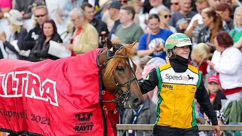 Topin Muisto asteli Pikkuprinssin voiton jälkeen seremonioihin hoitaja Emmi Kivelän taluttamana.