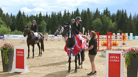 Petra Heikkinen sai voittopokaalin isältään Jarmo Heikkiseltä 145-luokassa.