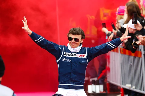 Matthieu Abrivard saa jälleen tuulettaa Elitloppetin kuskiesittelyssä.