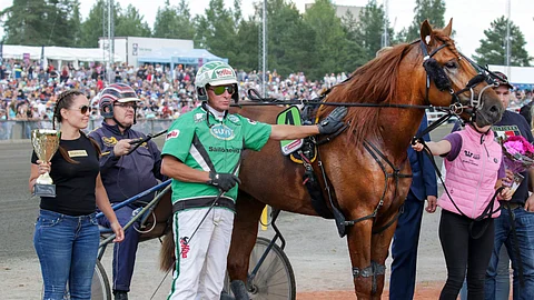 V.G. Voitto jatkoi loistavaa kauttaan Forssassa. Voittoa juhlimassa omistajien edustaja Alexandra Grönfors-Jurvelin, Matti Palomäki ohjissa ja Ari Moilanen voiton kapellimestarina.