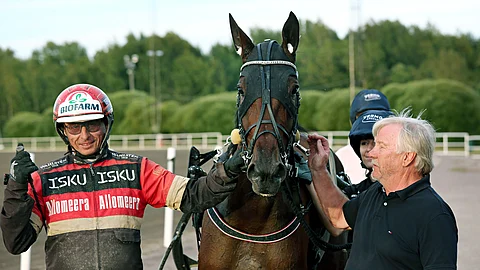 Nemea Kaka siirtyi Tapio Perttuselta Eero Pajumäen hoiviin.