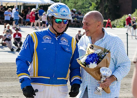 Veijo Heiskanen ja Pasi Laakso saavat jännittää Kurri Jari Bokon juoksua Hagmyrenissä.