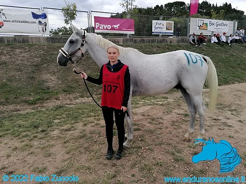 Saana Nieminen ja O' Bajan Batla kilpailun virallisessa kuvassa.