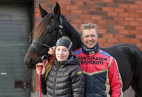 Pakkaset operoivat tulevan talven ajan sekä Ruotsissa että Suomessa. Kuvassa isä ja tytär vuonna 2019.