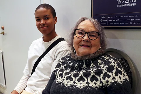 Hildur Hagelberg, 90, saapui Kajaanista Helsinkiin katsomaan kilparatsastusta.