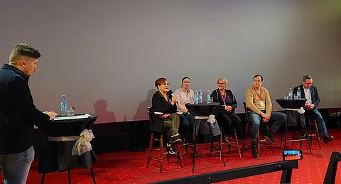 Lauri Hyvönen veti sujuvasanaisen paneelin. Keskustelemassa vasemmalta Anne Niemi, Riikka Takaneva, Satu Turkka, Antti Ojanperä ja Mika Lintilä.