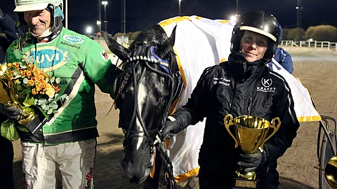 Käpylä GP:n onnistujat Ari Moilanen, Consalvo ja hoitaja Suvi Himanka.