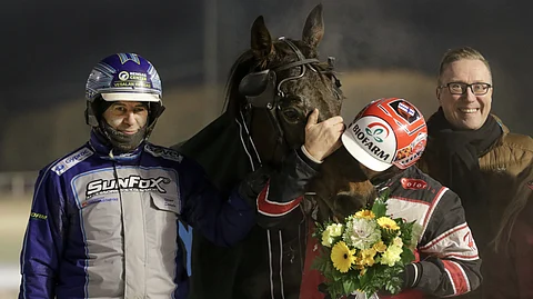 Hierro Boko pääsi Hannu Korven halailtavaksi voittajarinkiin.