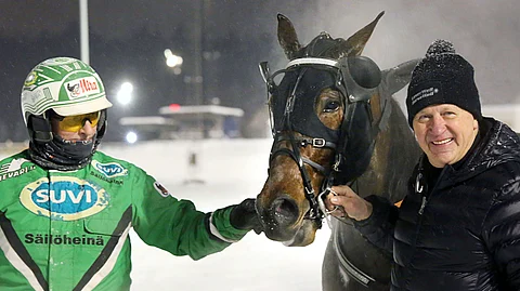 Omistaja Ismo Haapanen sai juhlia Ari Moilasen kanssa Time Matchin Voimaliigan voittoa joulukuussa Vermossa.