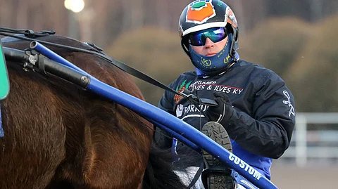 Simo Pöllänen lähtee aamuyöllä Lappeenrannasta kohti Pariisia ja aikoo viettää siellä ystäviensä kanssa elämänsä viikonlopun.
