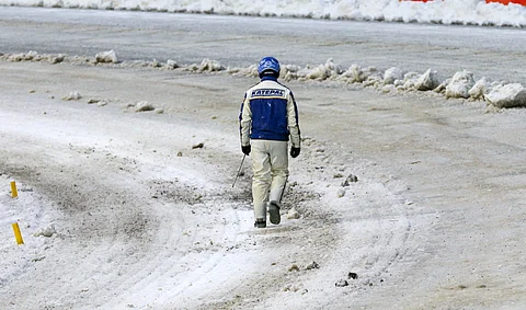 Mikkelin kaviourasta kuorittiin pinta viime lauantaina kesken ravien pois, ja lopputulos tyydytti kilpailijoita. Kuvassa heistä Esa Holopainen.