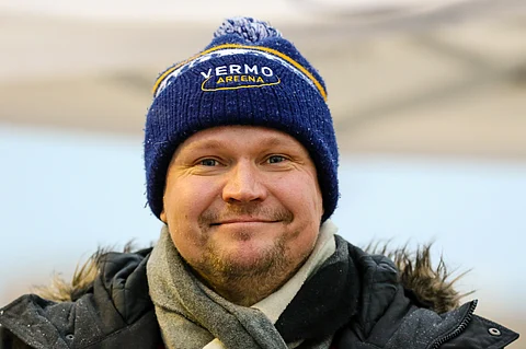 Heikki Häyhä toivottaa Iivari Ingvesin tervetulleeksi Vermon tiimiin.