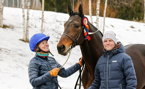 Eeva-Liisa Penttilän ja Johan Arnengin oli helppo hymyillä orinäyttelyssä ruusukkeen saaneen Propulsionin vierellä.