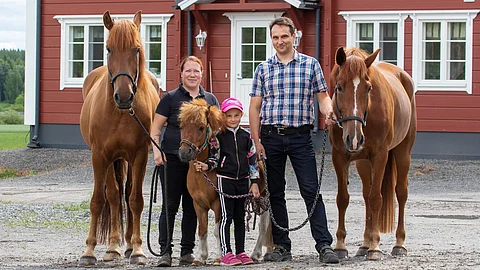 Olli-Matti Porola, Johanna Sokka, Ryti-Tyttö ja Siirin Hilla perhepotretissa.