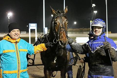 The Dude on voittanut tänä vuonna jo kahdesti Vermossa. Sen omistaja Jyrki Tonttila (vas.) ja valmentaja Ville Tonttila saattavat päästä seremoniapaikalle myös jatkossa.