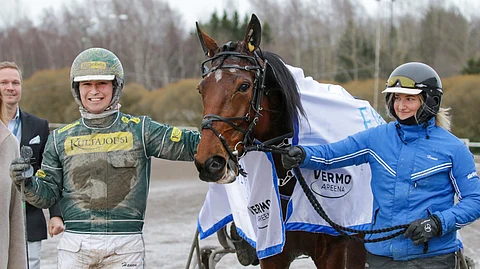 EL Indeed toi Hannu Torviselle illan neljännen voiton ja sekös miestä hymyilytti. Henna Lehtomäki (kuvassa) vastaa Elina Laakkosen omistaman ja valmentaman tamman hoidosta.