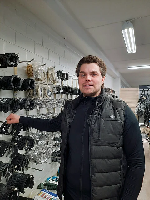 Ilkka Hoffren käyttää kokemustaan esimerkiksi kengitysasiakkaiden auttamiseen.