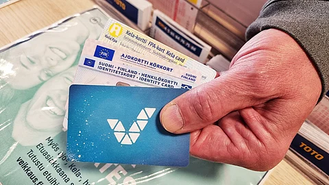 Rekisteröityneen pelaajan tunnistautuminen onnistuu kuponkipelaamisessa Veikkaus-, ajo-, henkilö-, Kela- tai Veikkauksen mobiilikortilla.