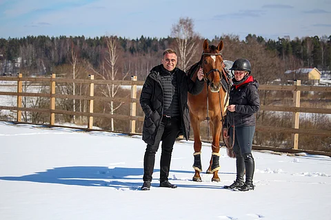 Tytär Petra Heikkinen on esteratsastuksen senioreiden Suomen mestari. Isä Jarmo Heikkinen on intohimoinen raviharrastaja ja hevosenomistaja.